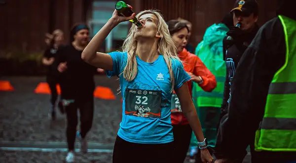 Bieganie po alkoholu: Ryzyko, mity i zdrowe nawyki biegacza