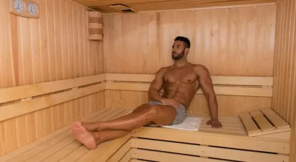 Sauna: przed czy po treningu? Ekspert radzi, jak regenerować mięśnie